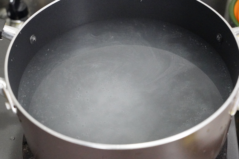 鍋に塩を入れ、沸騰させる