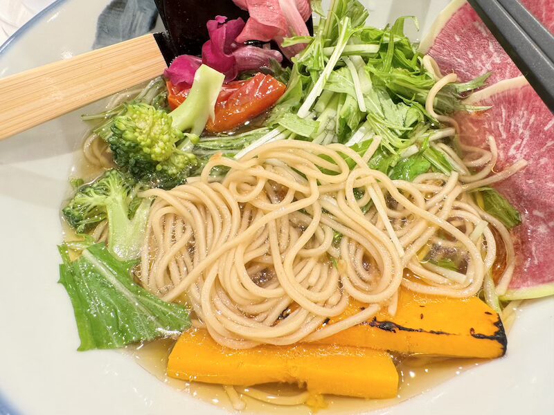 彩り野菜のヴィーガンラーメン　レンコン麺