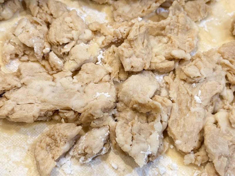 大豆ミートに片栗粉をまぶす