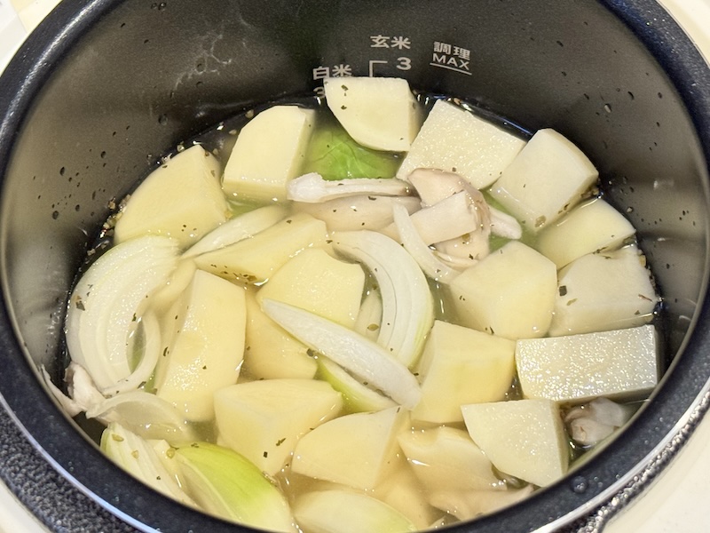 スープに具材を入れる